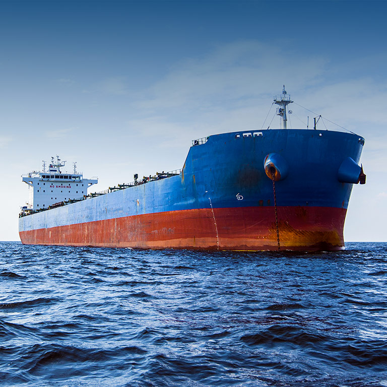 Un navire de charge naviguant sur une mer agitée.
