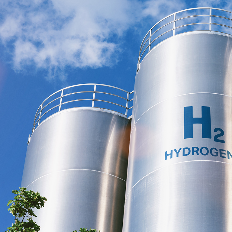 Hydrogen plant with storage tank