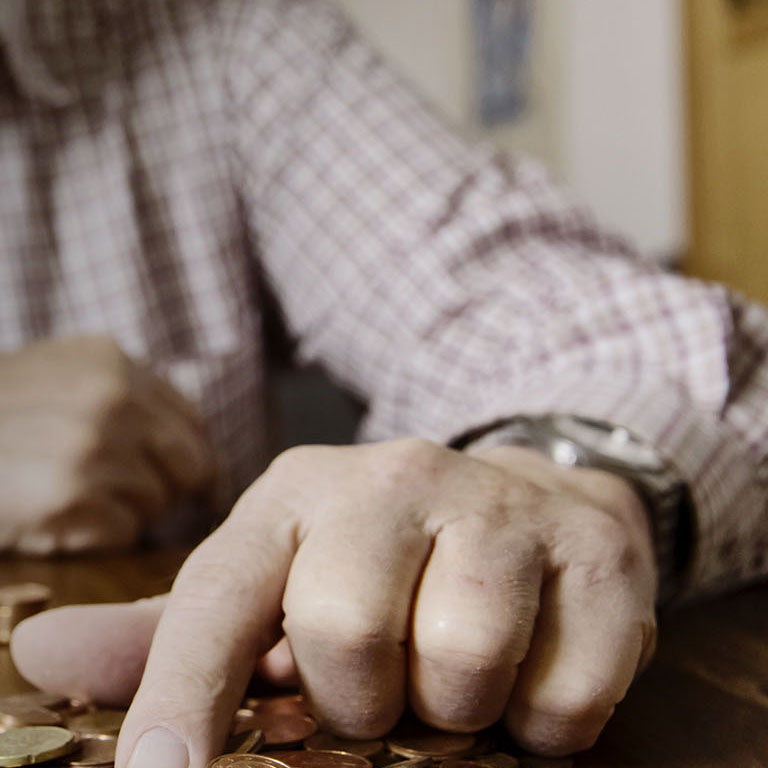 Senior zählt sein Kleingeld, Altersarmut