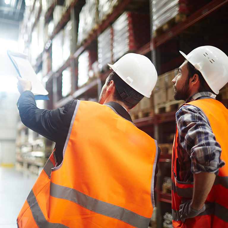 Revision managers discussing amount of loaded goods in racks